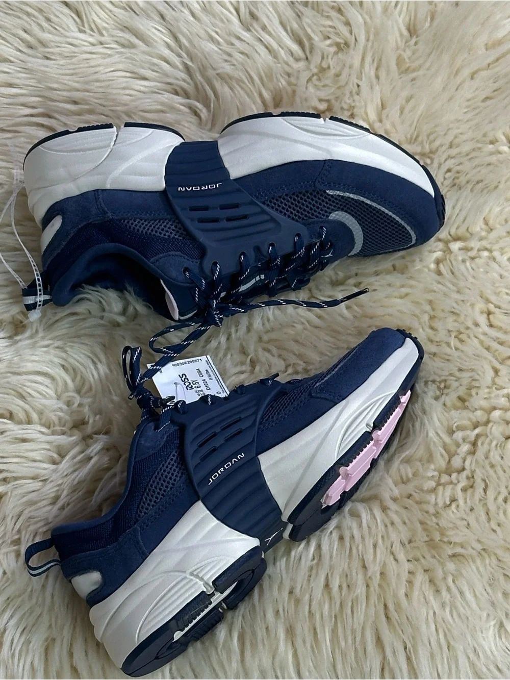 Jordan Women's Navy and White Athletic Sneakers 6.5 youth